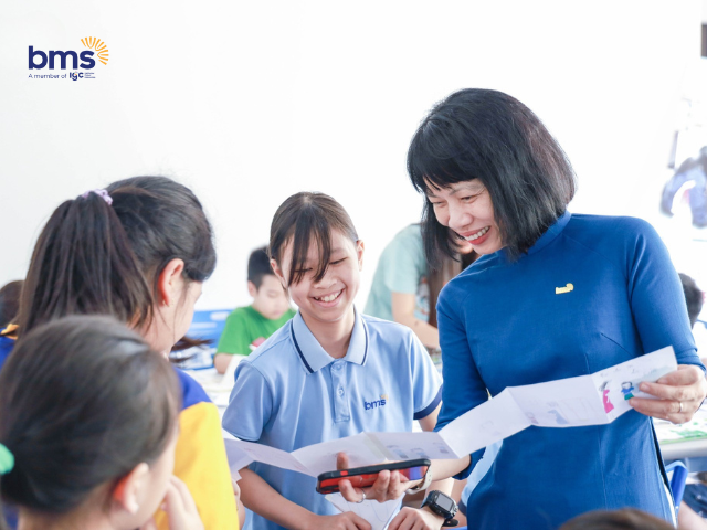 BMSers trải nghiệm "đọc 5 giác quan" và làm sách sáng tạo tại thư viện sách sống cho trẻ em đầu tiên ở Hà Nội