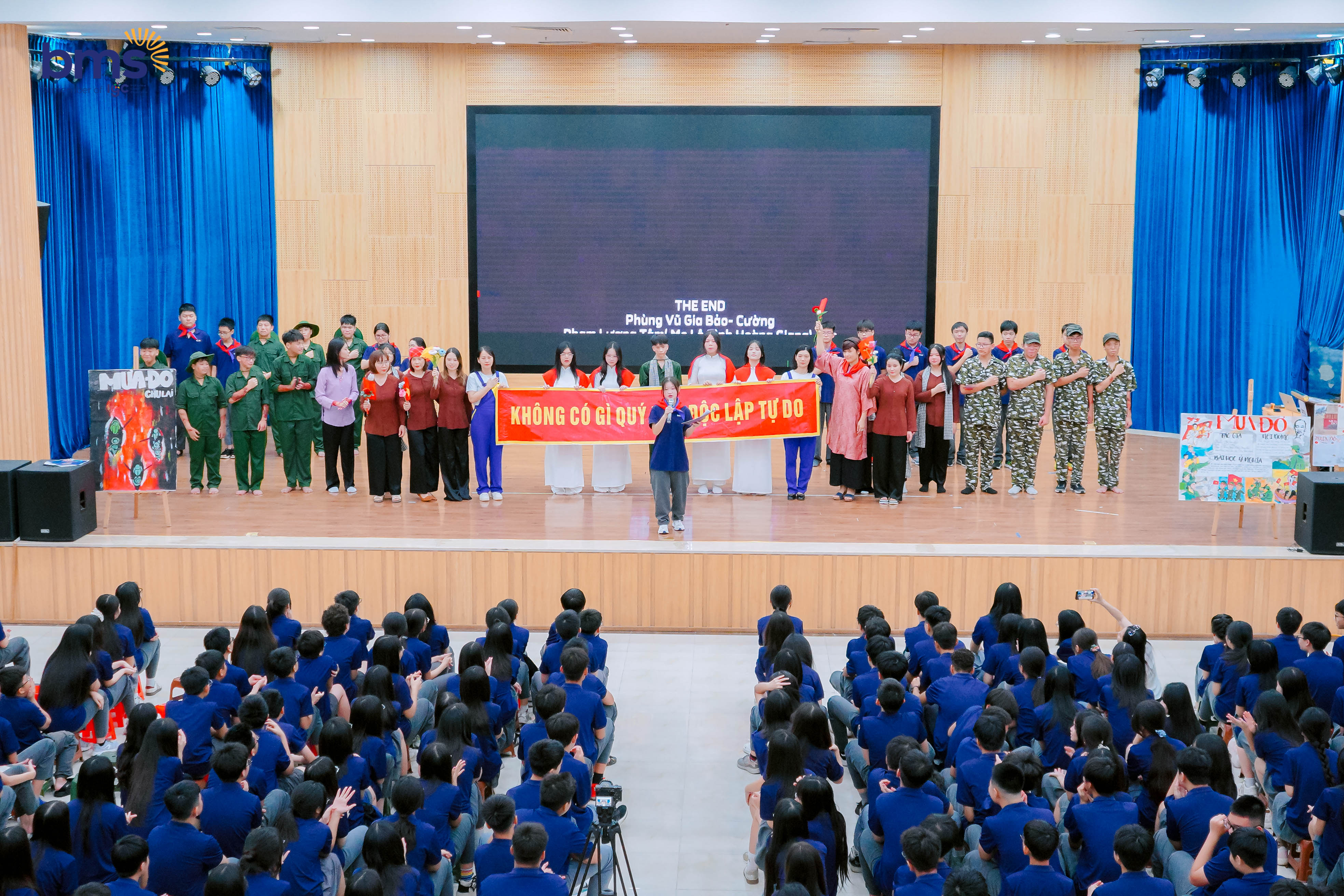 Xúc động với vở diễn “Mưa đỏ” do cha mẹ và BMSers nhập vai tại buổi báo cáo đọc sách