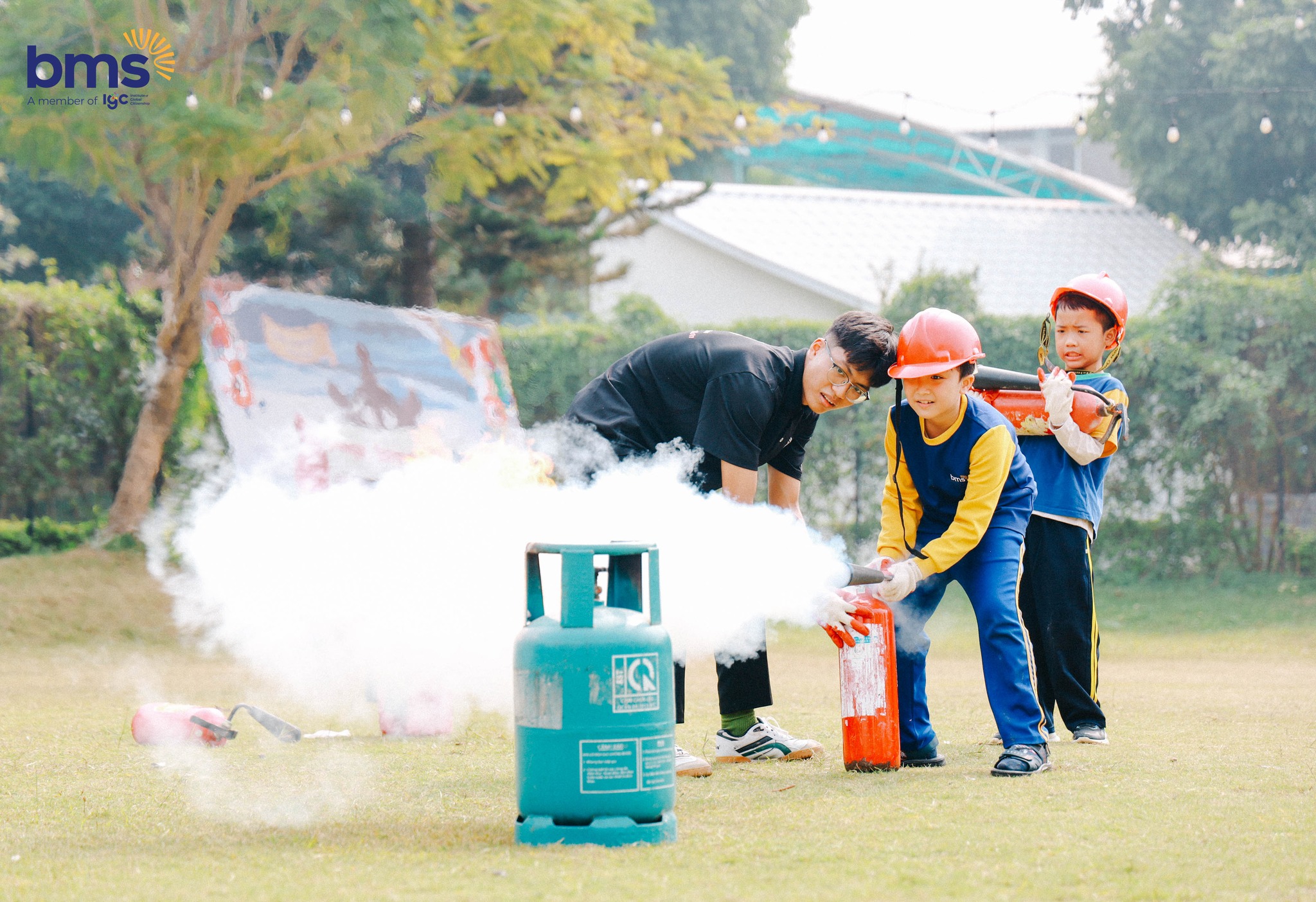 Phòng vệ thông minh - BMSers khối 3 thử thách bản lĩnh khi hóa thân thành chiến sĩ cứu hỏa nhí
